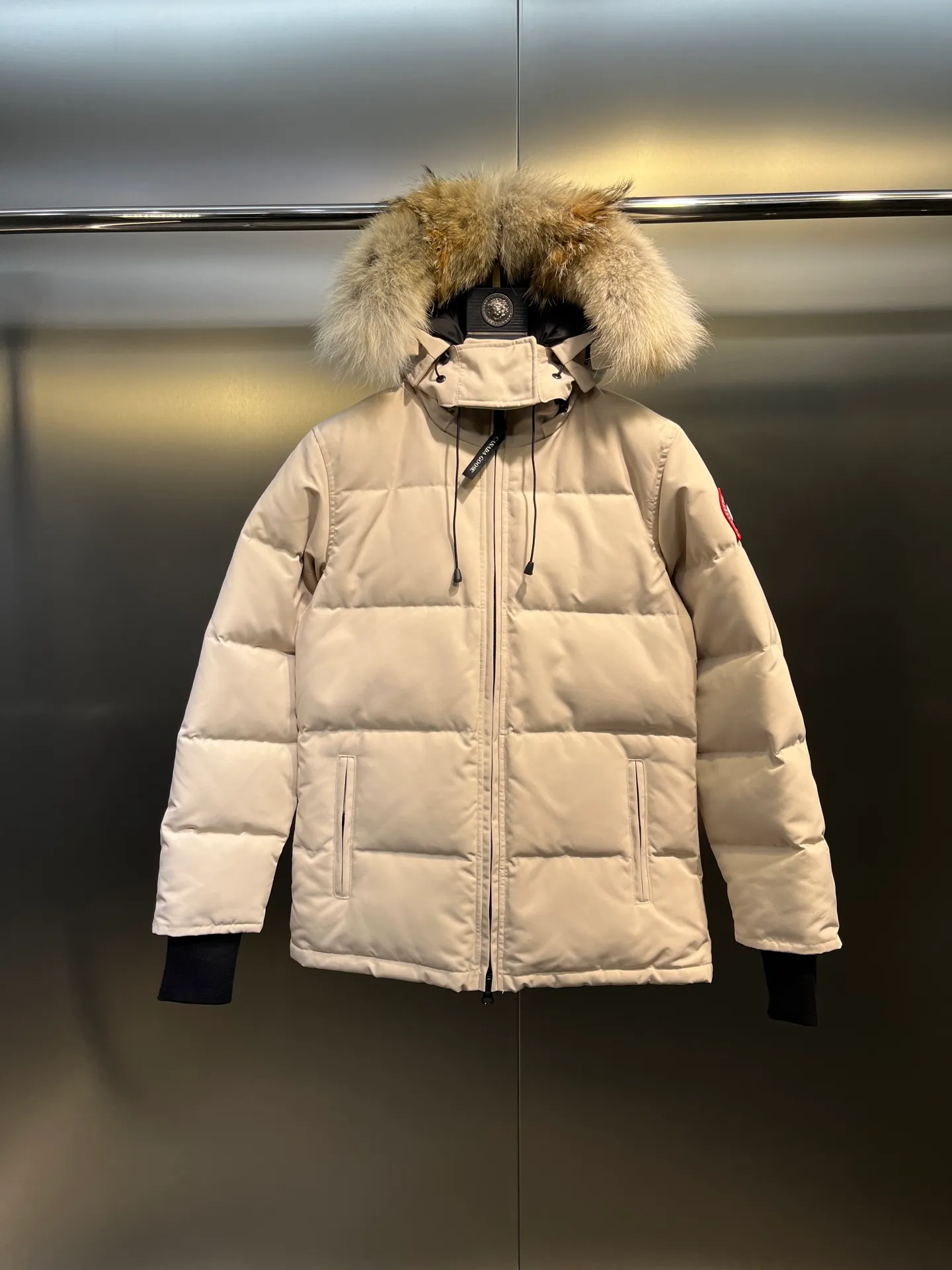 P860 Canada Goose Canada # Expedition04 Parker, a treasure of Canadian origin! Limited supply worldwide! Canada Goose Model 04 is a top-notch couple model, polar cold-proof outdoor series fur collar detachable hooded parka down jacket, the first Goose in 2024. I hope my partners like the top quality, and I hope everyone can evaluate it together! The most popular cool items of the Big Goose family in 2024 are online. The same popular product of Yi Yang Qianxi is said to be a joint limited edition Big Goose that cannot be bought in autumn and winter. If you dislike the sameness of the Big Goose in the past, then this model will definitely give you a different experience! This year's most powerful couple's collection for autumn and winter is online, a top-notch luxurious ready-to-wear style, paired with an outdoor warm down jacket with great style and charm! The most standard and classic items of the Daye family in the past two years are equipped with unique reflective stripes for embellishment, which further shows the high-end fashion performance effect. With the embellishment of hardware buckles, it has excellent performance effect. The upper body is clean, simple and elegant, even for urban leisure. It is suitable for various occasions. Designed with large pockets, this model has a large capacity and is equipped with reflective stripes, making it safer at night. It is suitable for various adventure activities. It is made of windproof and waterproof technical materials. The interior is filled with full white duck down, which is absolutely cold-proof and warm. It also has a stand-up collar design and fine fluff at the collar, with meticulous attention to detail! The charm of this model is also more spiritual, and the upper body has more temperament and specifications. It perfectly shows the ultra-high standard of fashionable performance of this model, integrating outdoor and life, and you can even create high-street wear! The most pinnacle limited-edition goose that we have presented so far, both in terms of design and detailed materials, it is completely outstanding. The grand and evergreen version design is matched with cool reflective elements. The overall appearance can be said to be quite high, and it has that kind of powerful outdoor performance! It combines high-end casual attributes with high-street style. It is high-grade, domineering, warm, and beautiful. The visibility of the upper body is quite strong, and the configuration of the owl element is highly brand-recognizable. It fully complements the overall brand performance and visual effects, and also has the high-end sense of fashion and fashionable performance. It is a must-buy product because it is the most awesome down brand on the planet and one of Canada's three national treasure brands. It is also a sentimental down luxury brand. In the field of polar cold-proof clothing, Goose has made an irreplaceable contribution... Size: xs s m l xl